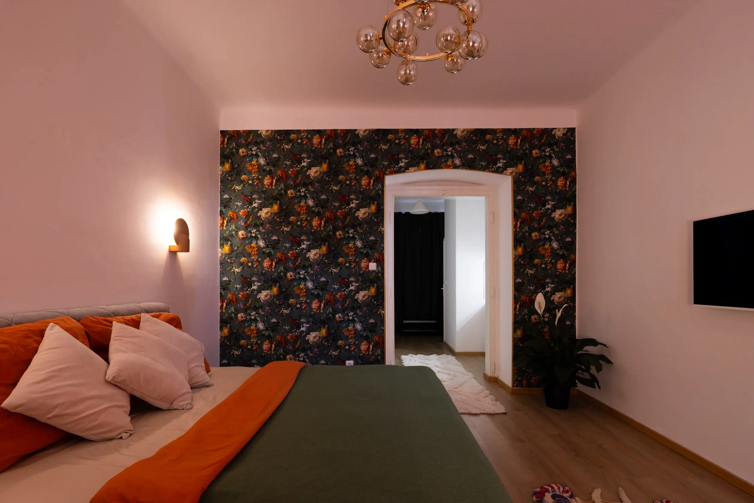 Pokoj WildRoom s atmosférou - pohled od oken